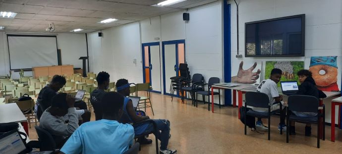 alumnos trabajanco en la exposición