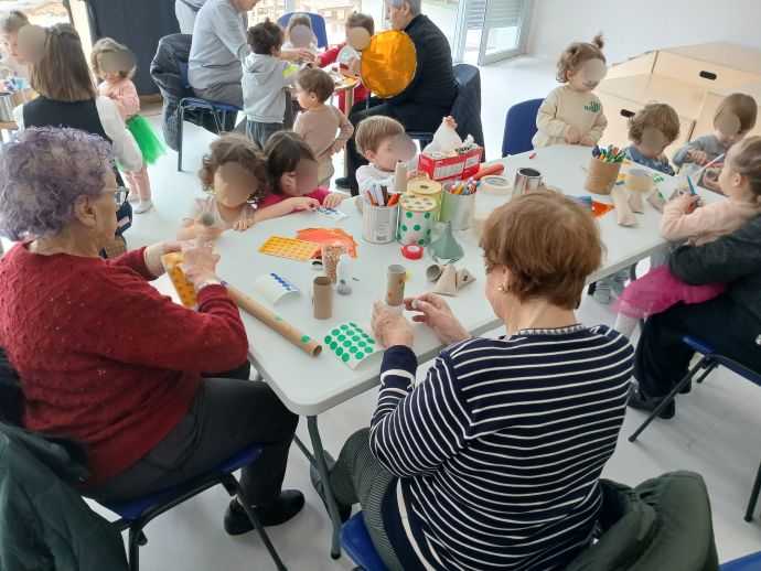 Momento del taller intergeneracional