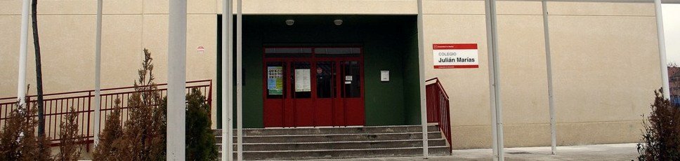 Fachada del colegio p&uacute;blico Juli&aacute;n Mar&iacute;as