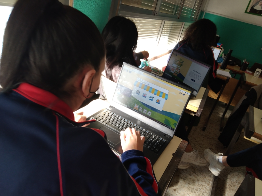 Alumna jugando en el ordenador en el colegio Jesuitinas María Reina