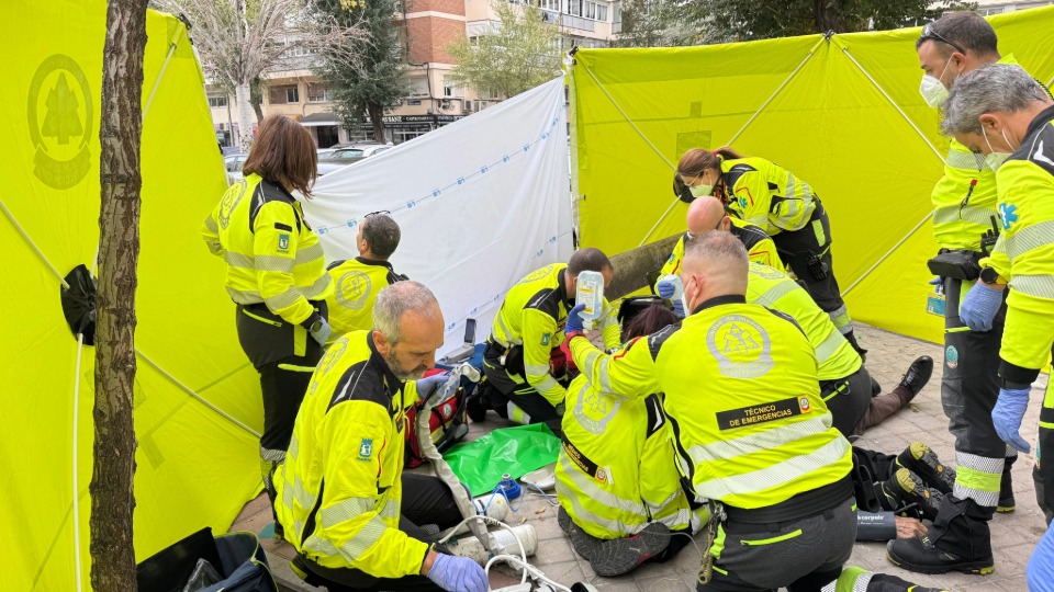 Equipo sanitaria trabajando en una emergencia