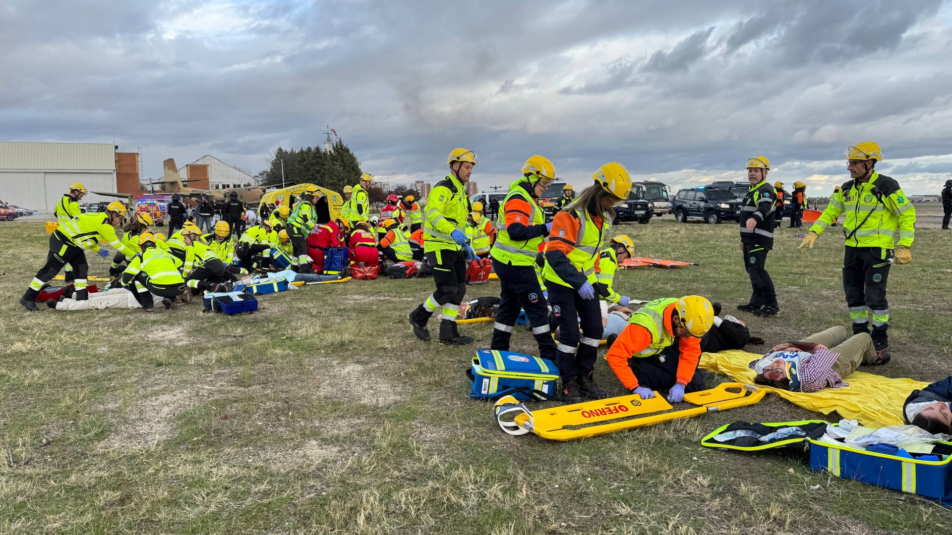 Equipos trabajando en simulacro