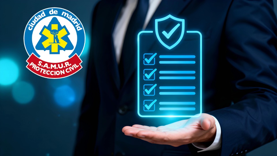 Una persona que traja oscuro sostiene en su mano una imagen de una encuesta. Escudo de SAMUR-Protecci&oacute;n Civil arroba a la izquierda