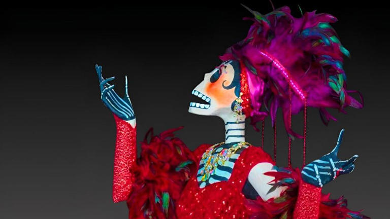 fragmento del altar de muertos 2025 mostrando una figura de cabaret