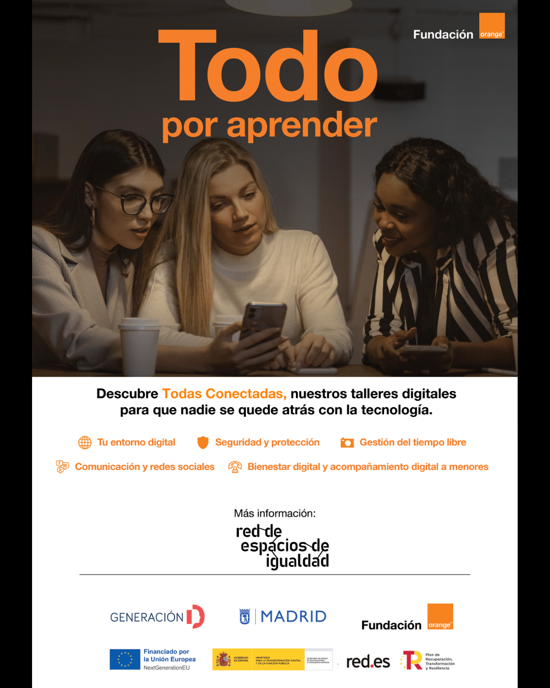 tres mujeres jóvenes consultando en un móvil 