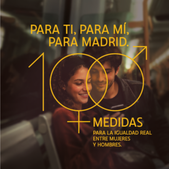 Fondo fotogr&aacute;fico: chica y chico sentados en el metro juntos mirando la pantalla de un m&oacute;vil mientras sonr&iacute;en. Delante, en tipograf&iacute;a en amarillo intenso, el mensaje de la campa&ntilde;a