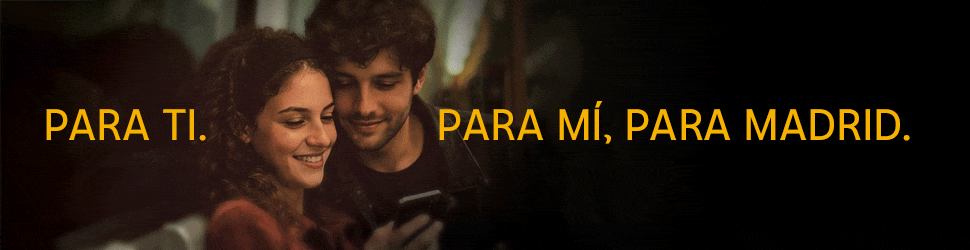 Banner horizontal que muestra una escena cotidiana entre dos j&oacute;venes en un el metro. Sobre la imagen se superpone el mensaje de la campa&ntilde;a en amarillo