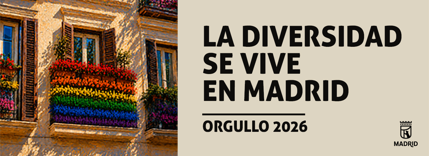 balcon tradicional con bandera LGTBI