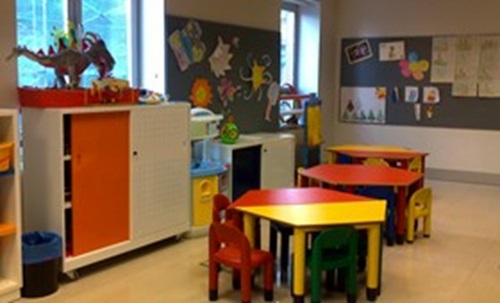 interior de un centro con mesas para ni&ntilde;os