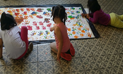 imagen de ni&ntilde;os jugando con pinturas