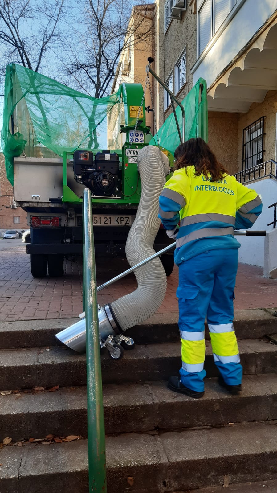 Limpieza con camión aspirador en la zona de Interbloques
