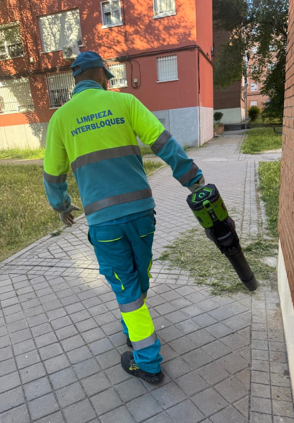 Operario con sopladora en la zona de interbloques