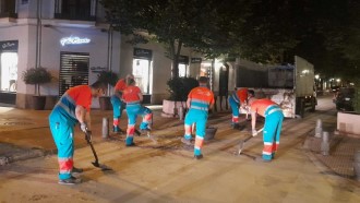 Personal del SELUR limpiando una calle tras una inundaci&oacute;n.