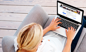 Ciudadana realizando gestiones online