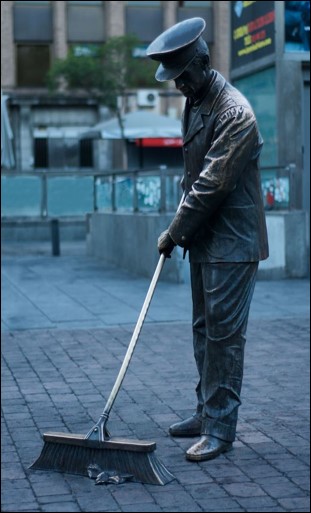 Escultura al barredero ubicada en la Plaza de Jacinto Benavente