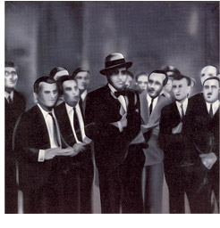 Retrato del doctor Marañón saliendo del Palacio Presidencial rodeado de periodistas en 1933