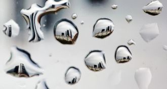 Fotografía ganadora del quinto concurso de fotografía del Museo de Historia de Madrid donde en el interior de unas gotas se ven reflejadas las cuatro torres