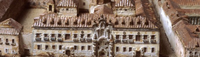 Fotografía de la portada del museo, antiguo Hospicio de Madrid en la maqueta de Leon Gil de Palacio