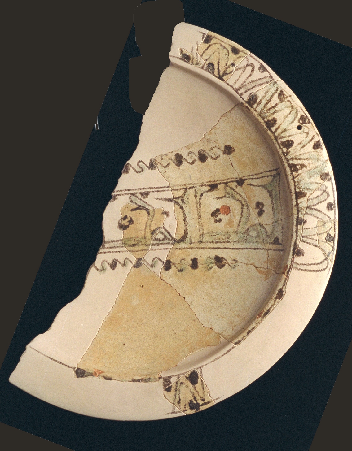 Ataifor (fuente) con la inscripción en árabe: “El poder”. Cuesta de la Vega. Época islámica. Siglos X-XI.