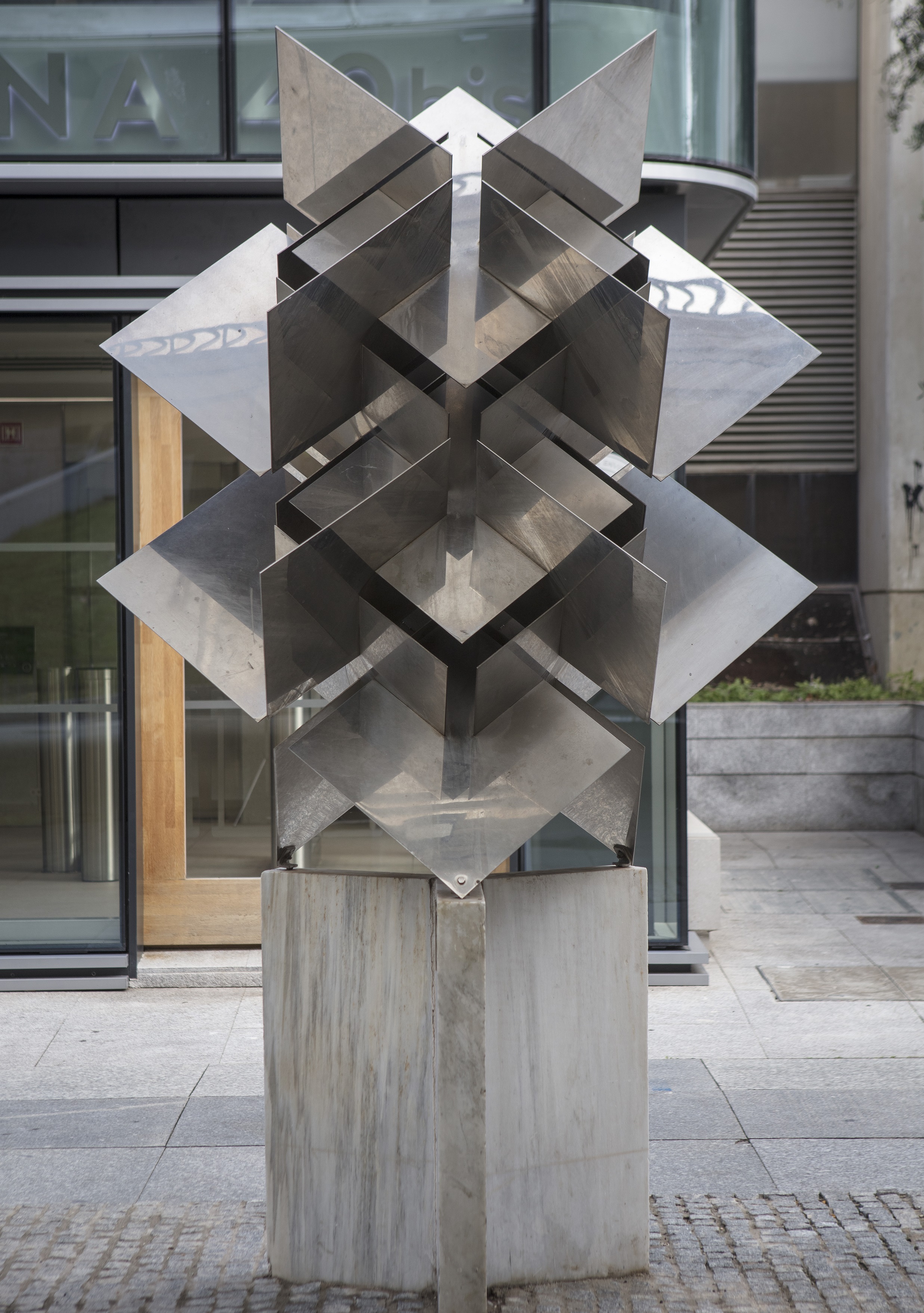 Estructura permutacional, 1972. 180 x 150 x 150 cm. Acero inoxidable