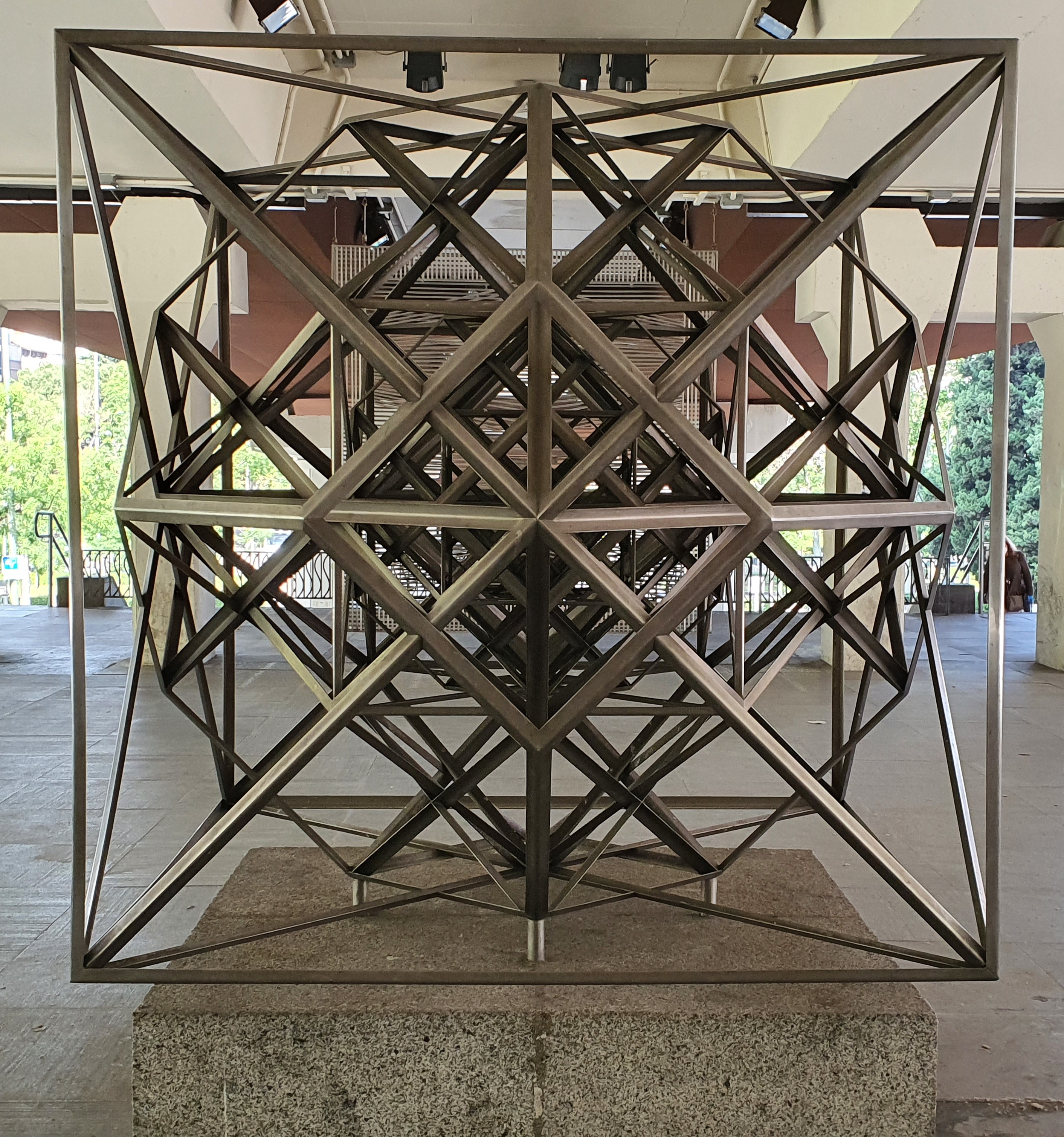 Estructuración hiperpoliédrica del espacio, 1971. 180 x 180 x 180 cm. Acero Inoxidable.