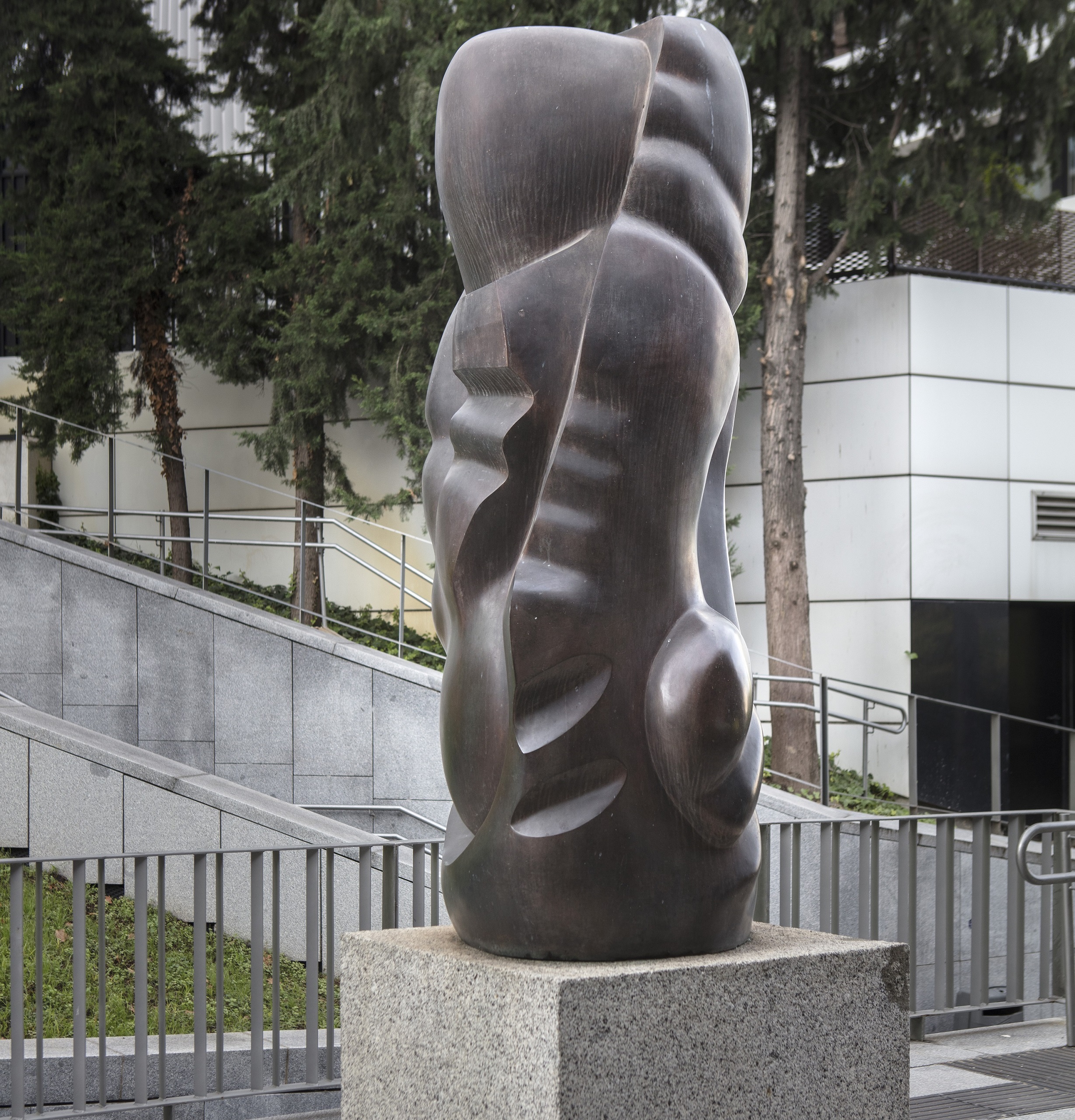 Proalí, 1984. 195 x 80 x 70 cm. Bronce.