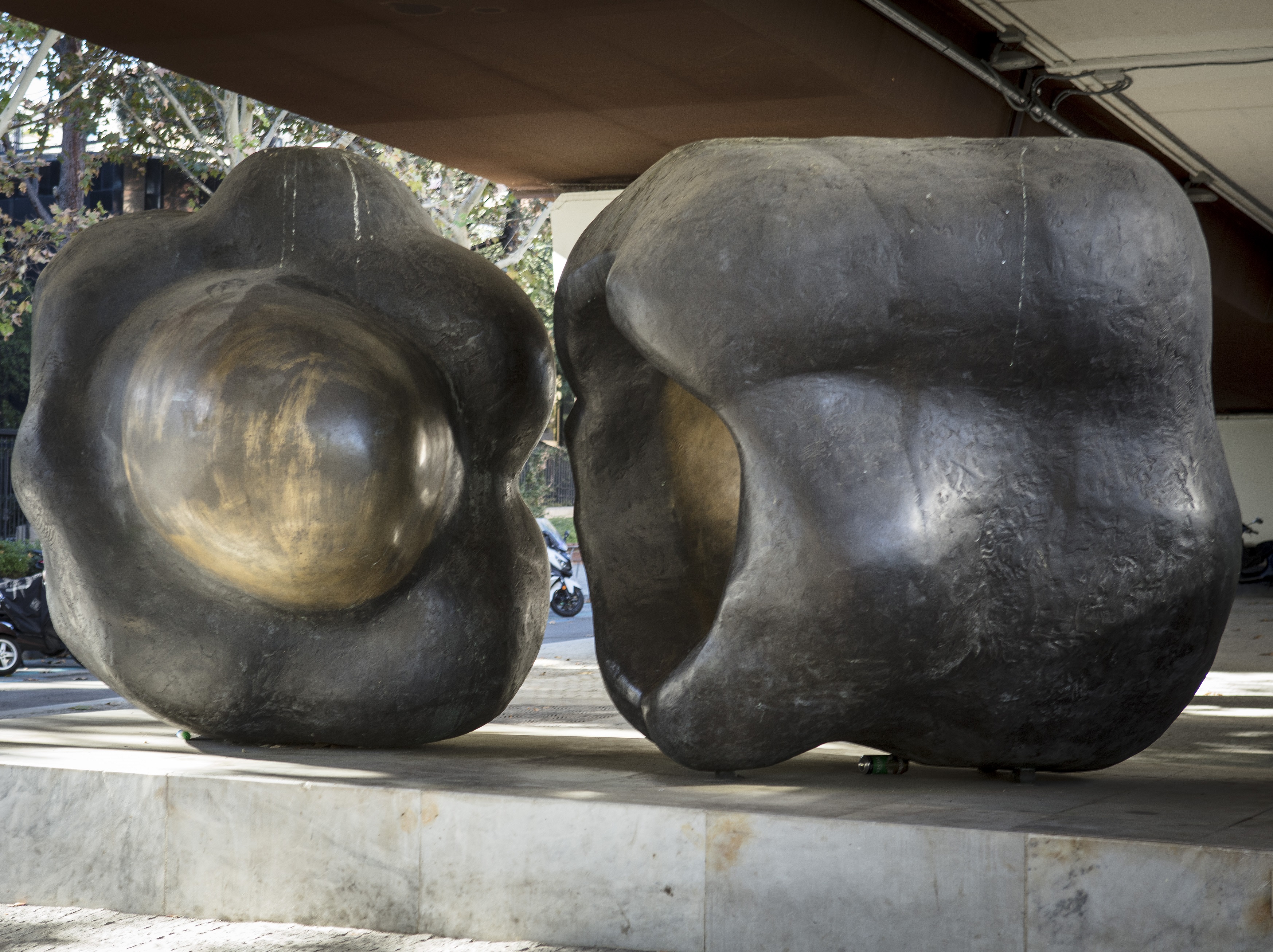 Unidades-Yunta, 1972. 225 x 190 x 210 cm / 215 x 200 x 210 cm. Bronce.