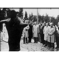 De izquierda a derecha: Palazuelo, Mart&iacute;nez Calz&oacute;n, Chillida, Capa, Rivera, Fern&aacute;ndez Ord&oacute;&ntilde;ez, Sempere y Torner, junto a la escultura de Joan Mir&oacute; el d&iacute;a de la inauguraci&oacute;n oficial del Museo el 9 de febrero de 1979