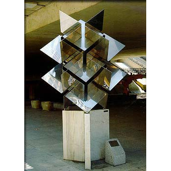 Estructura permutacional, 1972. 180 x 150 x 150 cm. Acero inoxidable