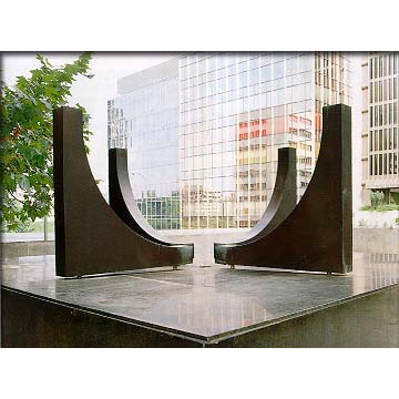 Plaza-Escultura, 1972. 218 x 391 x 391 cm. Cobre y granito.