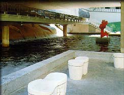 Cascada, barandillas y asientos diseñados por Sempere, con la escultura de Chirino en el centro del estanque