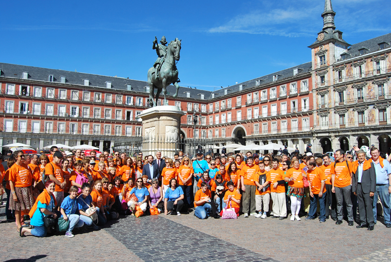 grupo de los participantes en la Plaza Mayor de Madrid