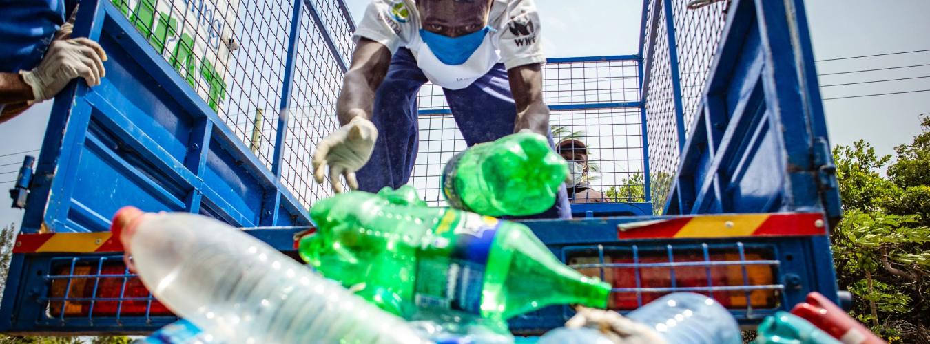 Día Internacional de Cero Desechos, 30 de marzo - En Kenia, los desechos plásticos recolectados en las playas de Watamu se clasifican y reciclan. ONU Medio Ambiente / Florian Fussstetter