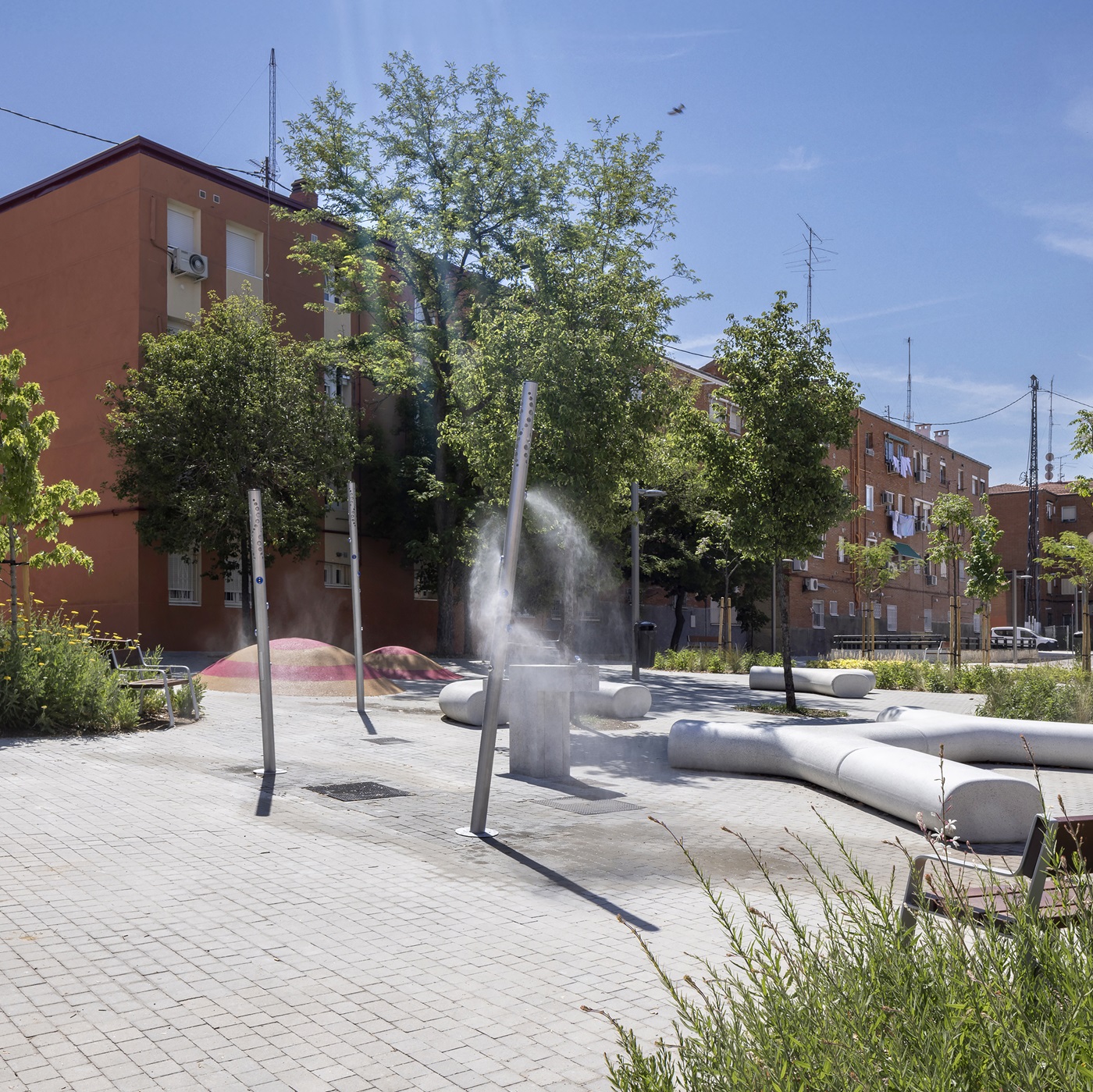 Sistemas de nebulización en la plaza Milmarcos (Villa de Vallecas)