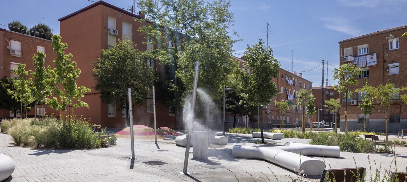 Sistemas de nebulizaci&oacute;n en la plaza Milmarcos (Villa de Vallecas)
