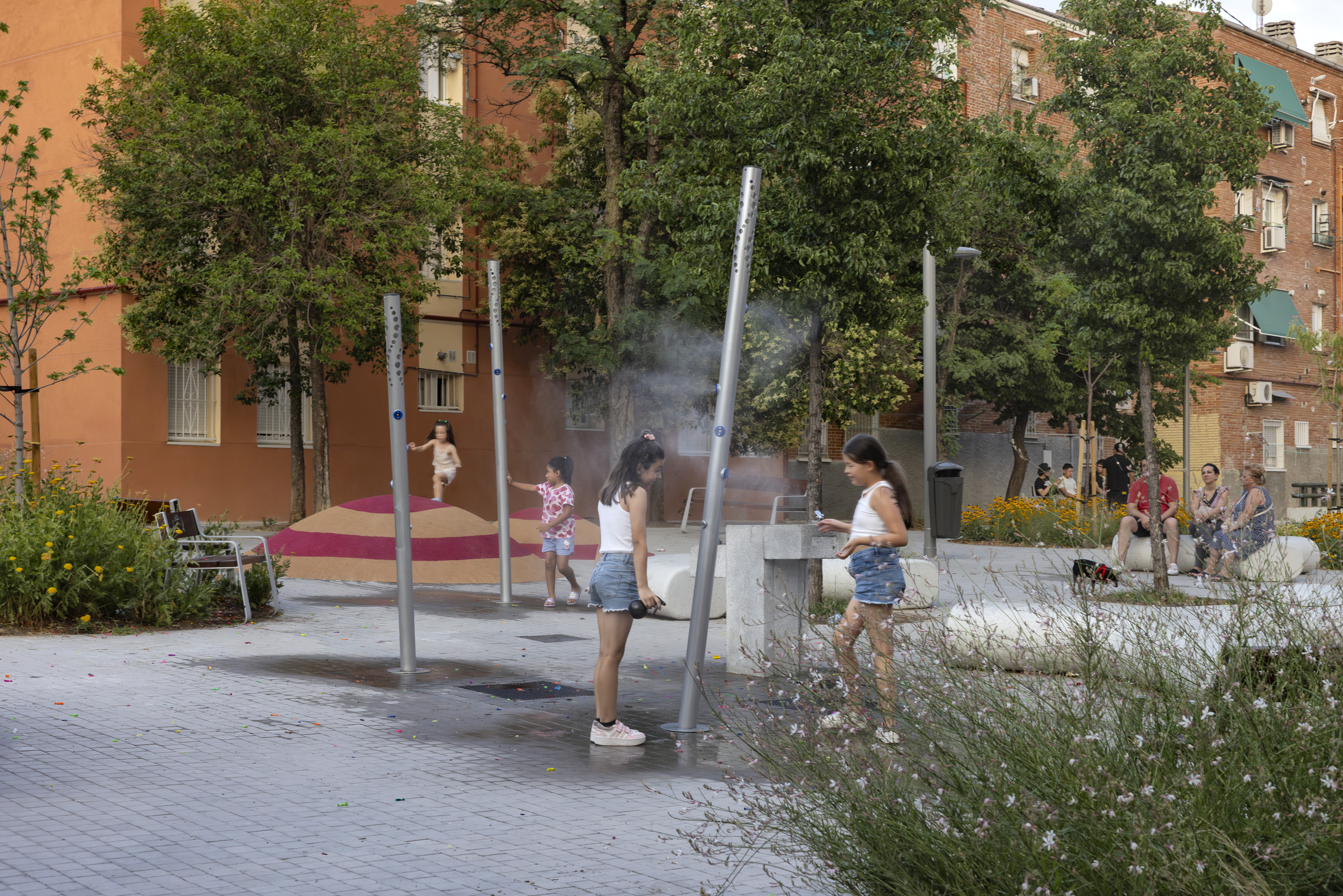 Sistemas de nebulizaci&oacute;n en la plaza Milmarcos (Villa de Vallecas)