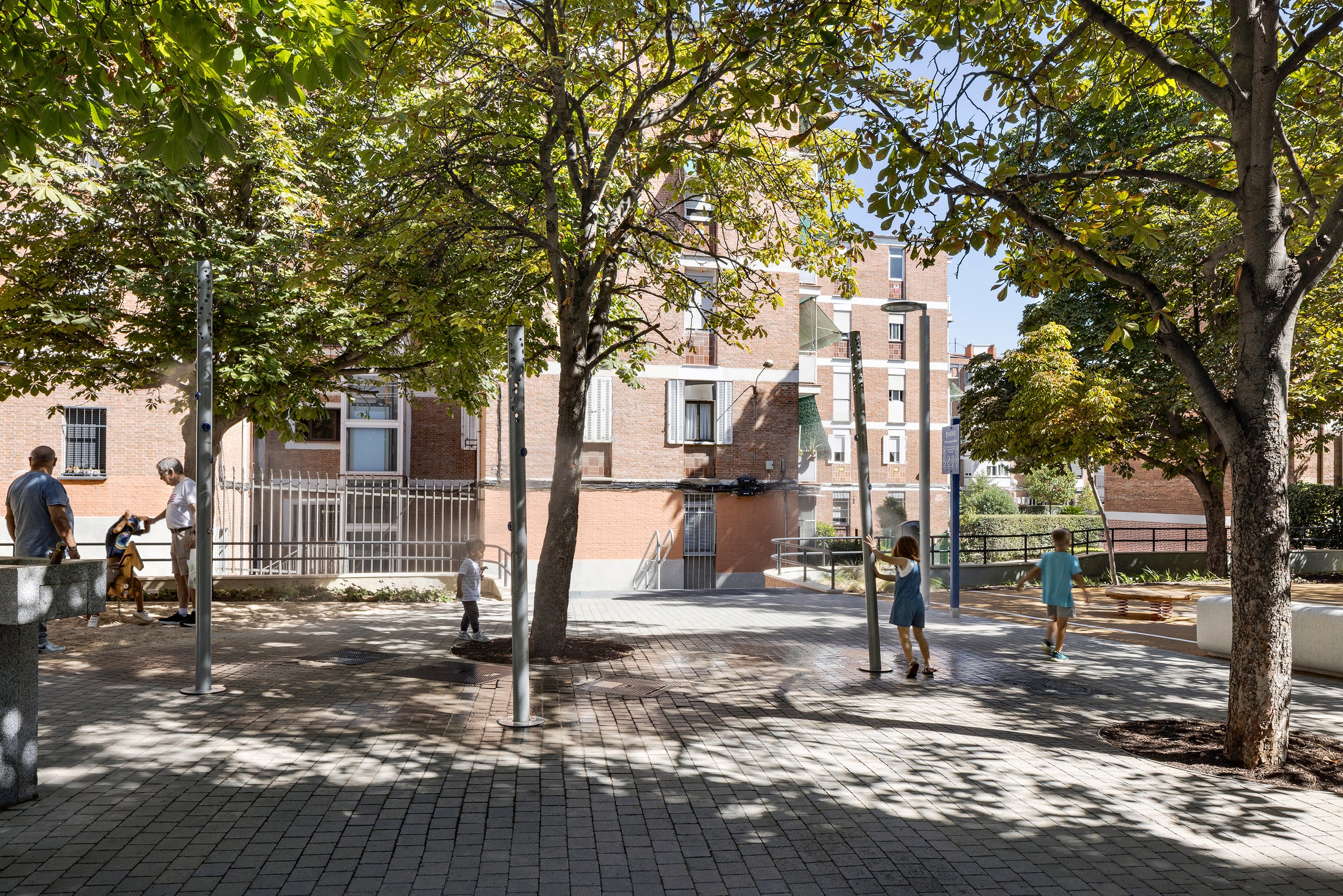 Sistemas de nebulizaci&oacute;n en la Avenida de Oporto (Carabanchel)