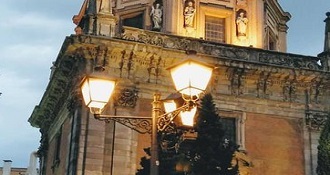Foto nocturna de farolas encendidas
