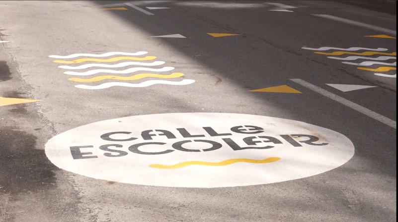Se&ntilde;al en el asfalto de Calle Escolar
