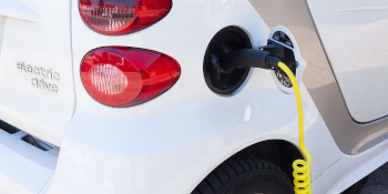 Coche el&eacute;ctrico en el proceso de carga