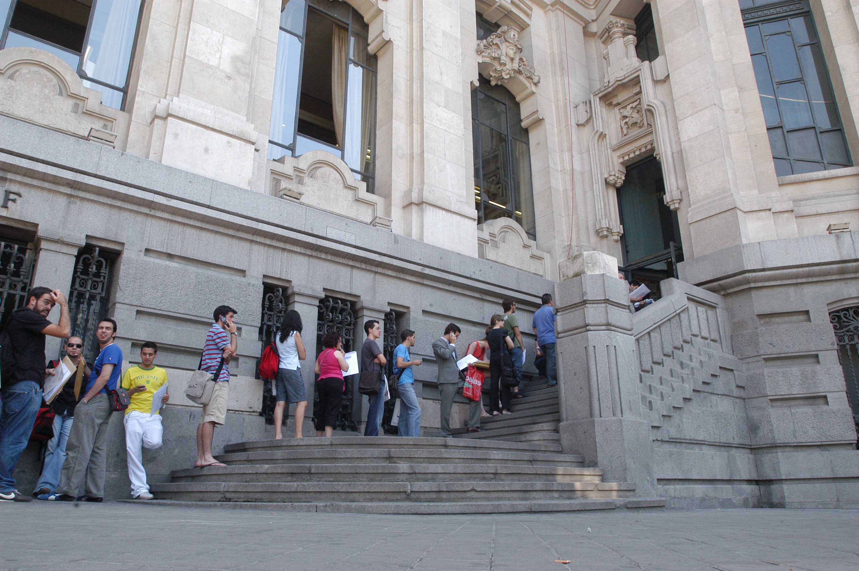 Concursantes entregando sus logos en la sede de Correos, en Cibeles