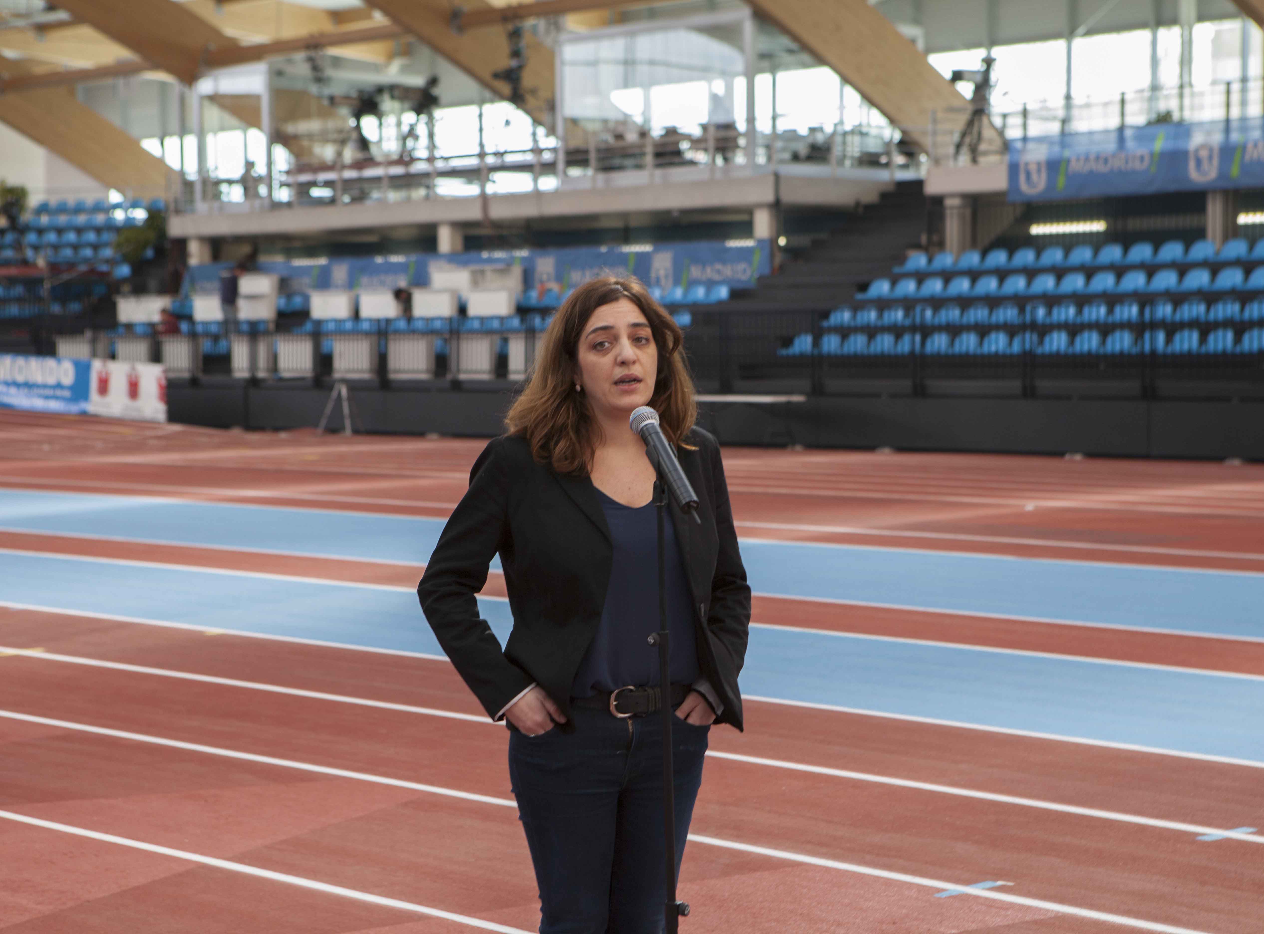 La delegada de Cultura y Deportes, Celia Mayer en la pista cubierta de atletismo Gallur