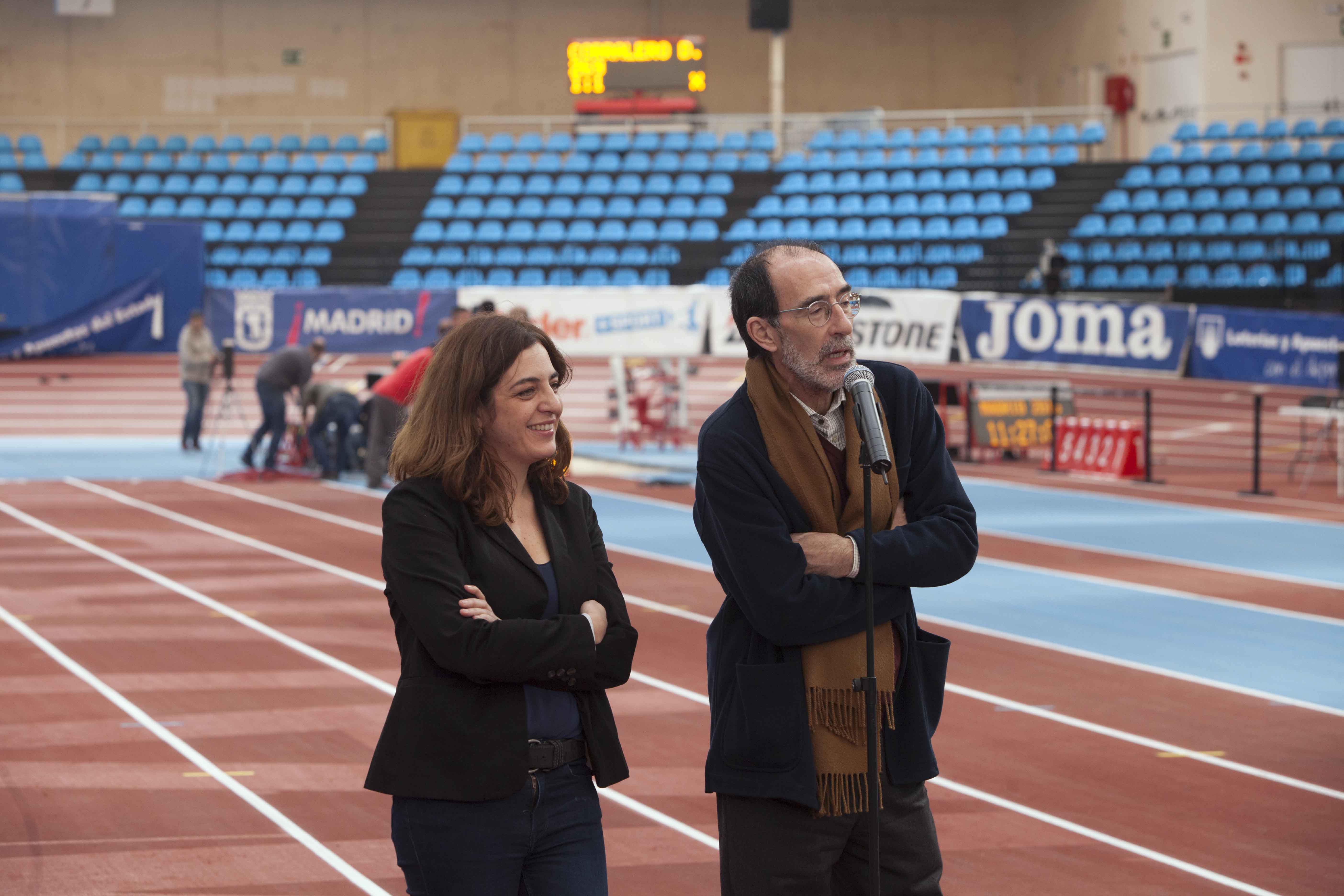 Celia Mayer y Javier Odriozola en la pista cubierta de atletismo Gallur