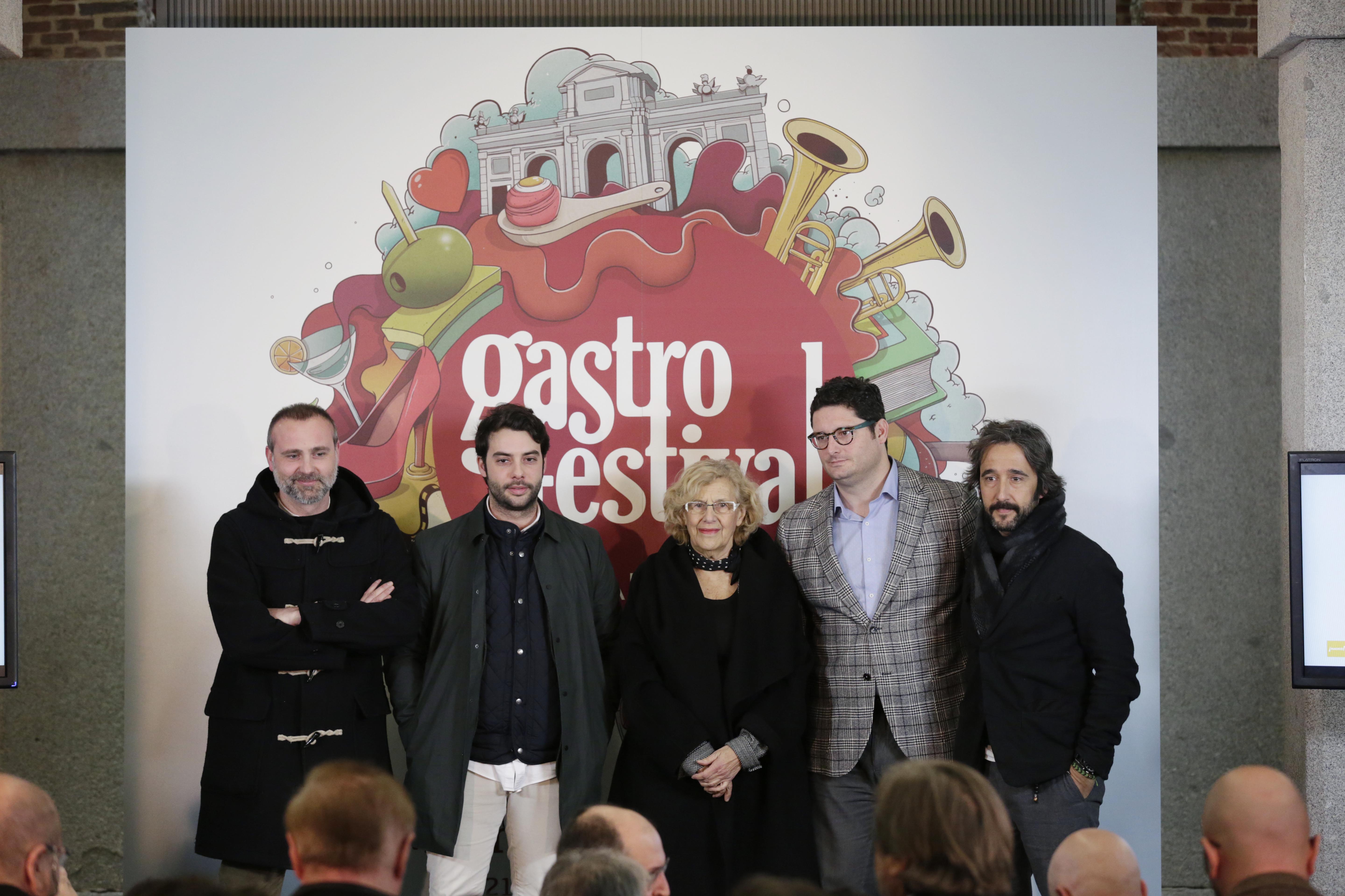 Manuela Carmena junto a varios chefs en el acto de presentación de Gastrofestival 2017