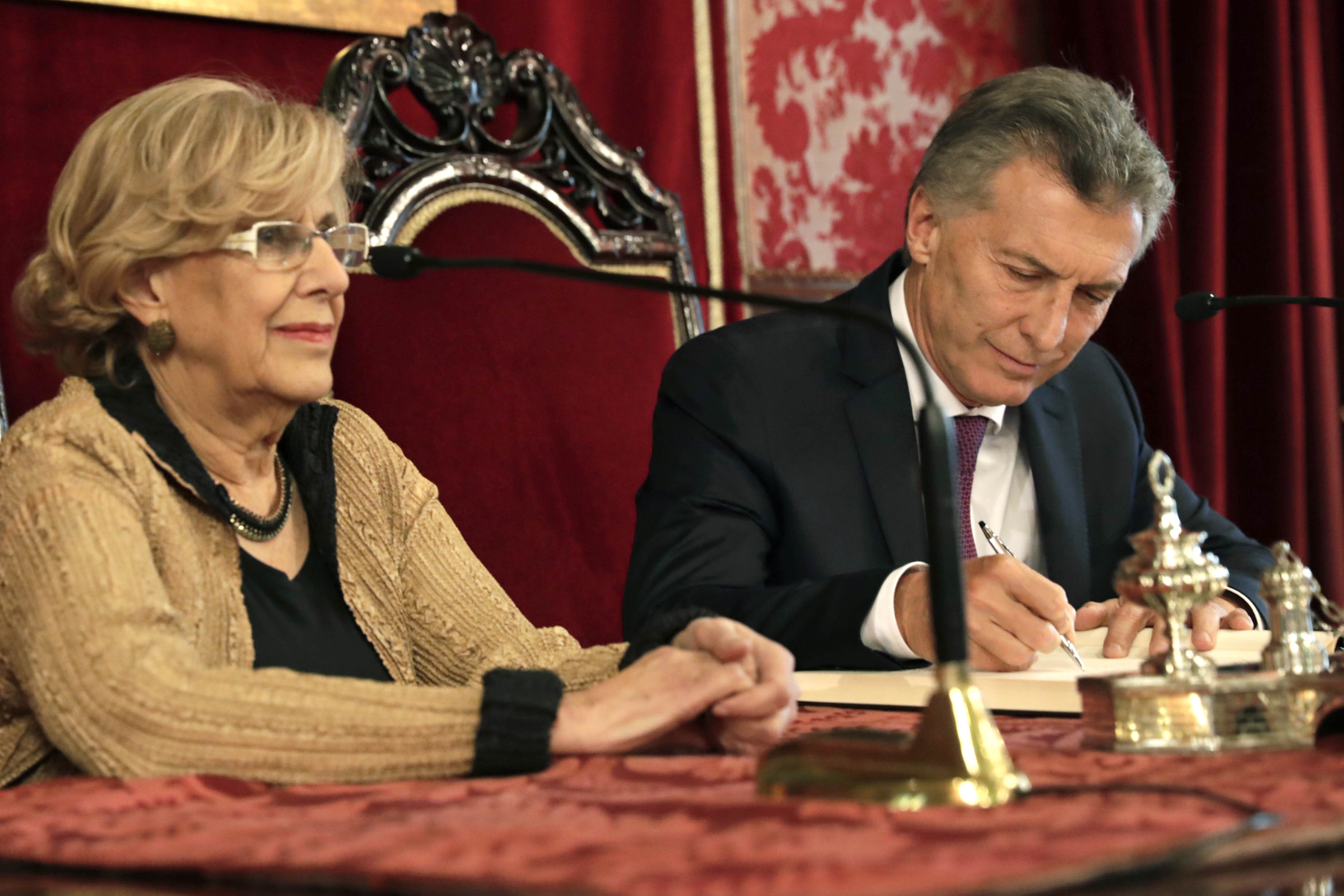 Manuela Carmena junto a Mauricio Macri