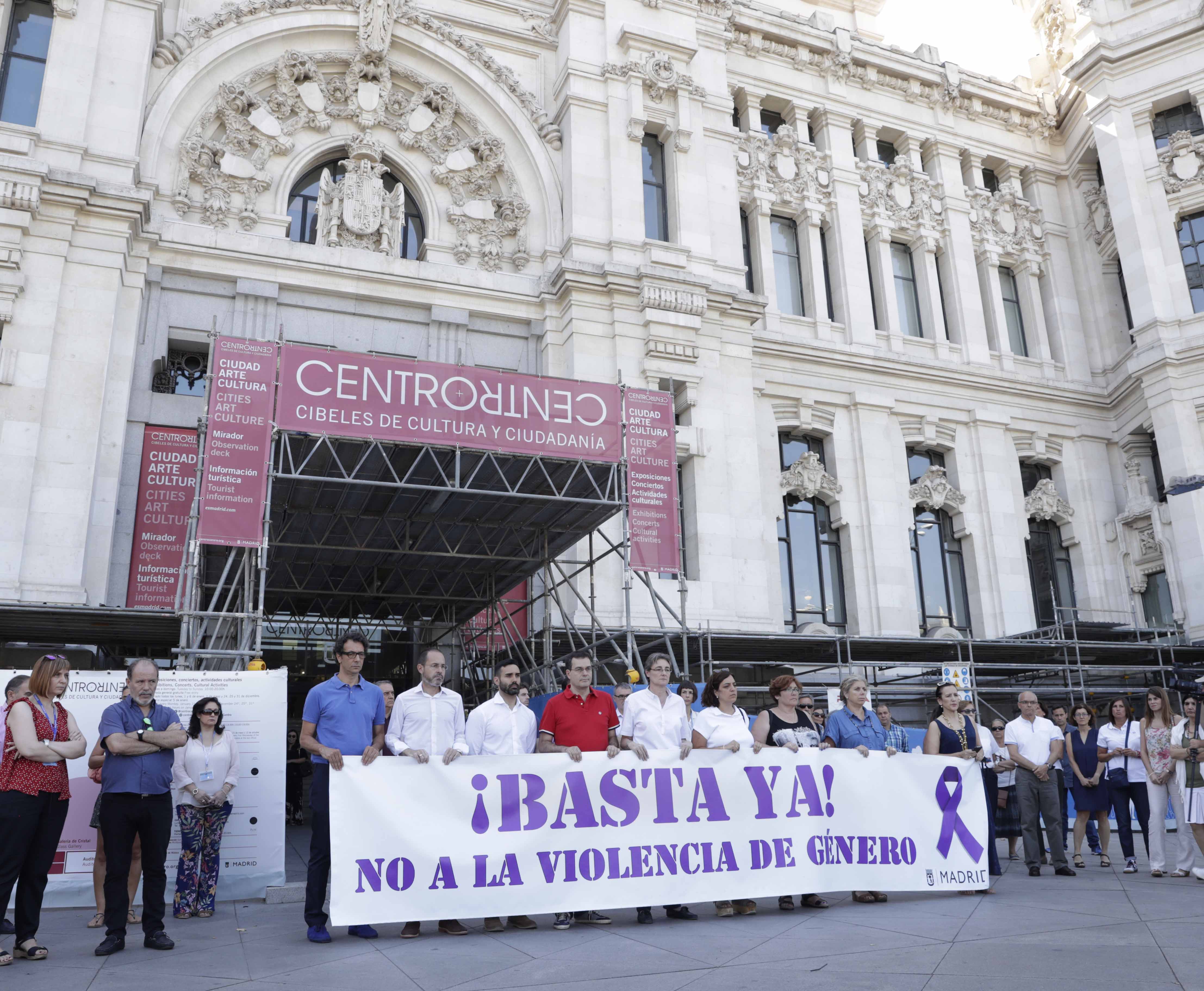 Minuto de silencio por el asesinato de una mujer en Getafe, víctima de ...