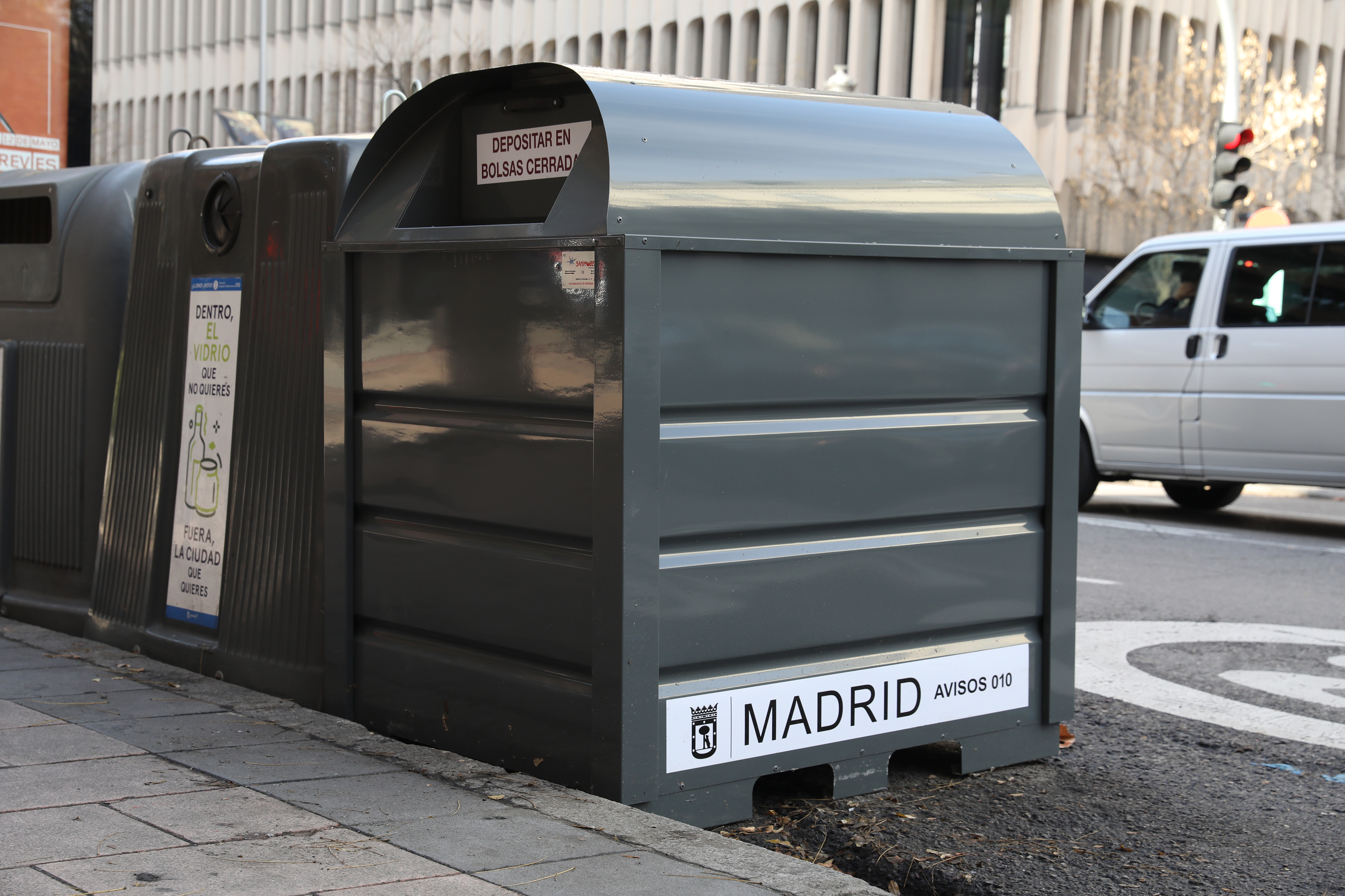 estrena un nuevo servicio de recogida de ropa usada 784 contenedores - Ayuntamiento de Madrid