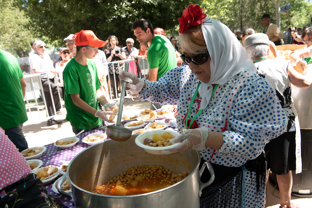 Reparto de cocido madrileño durante las fiestas de San Isidro 2019