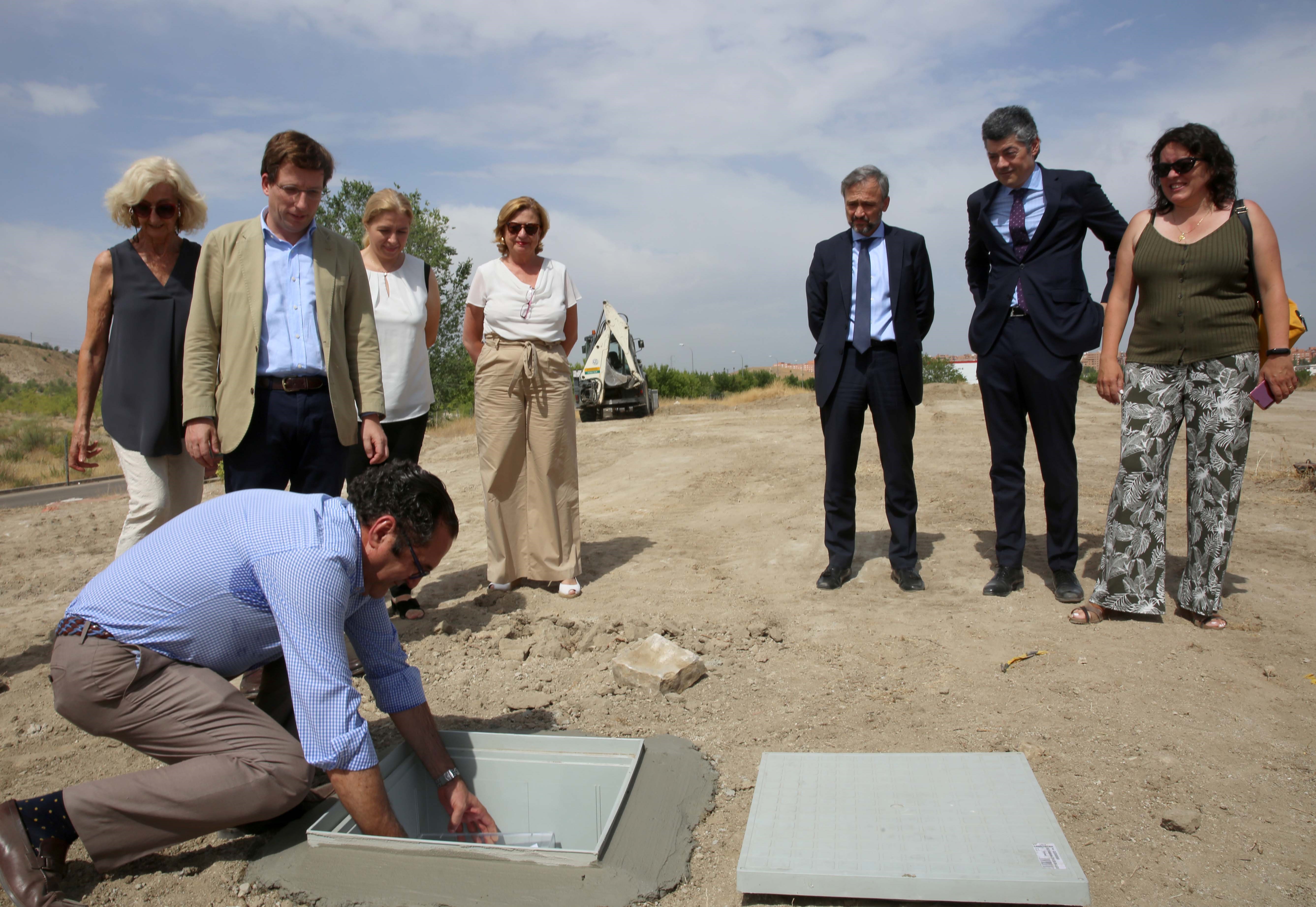 El alcalde coloca la primera piedra de las nuevas instalaciones de Bomberos y SAMUR-PC en Vicálvaro