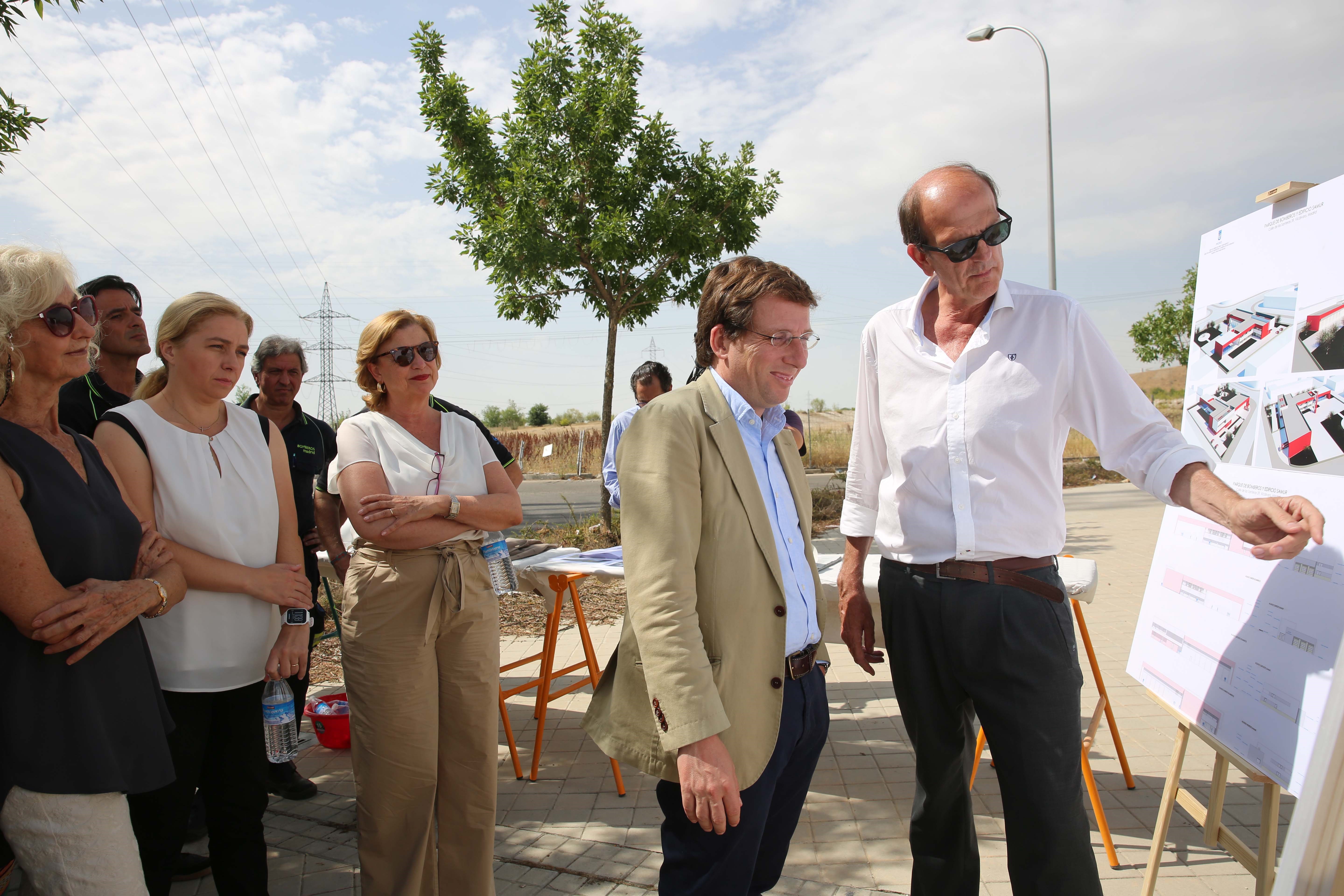 El alcalde coloca la primera piedra de las nuevas instalaciones de Bomberos y SAMUR-PC en Vicálvaro